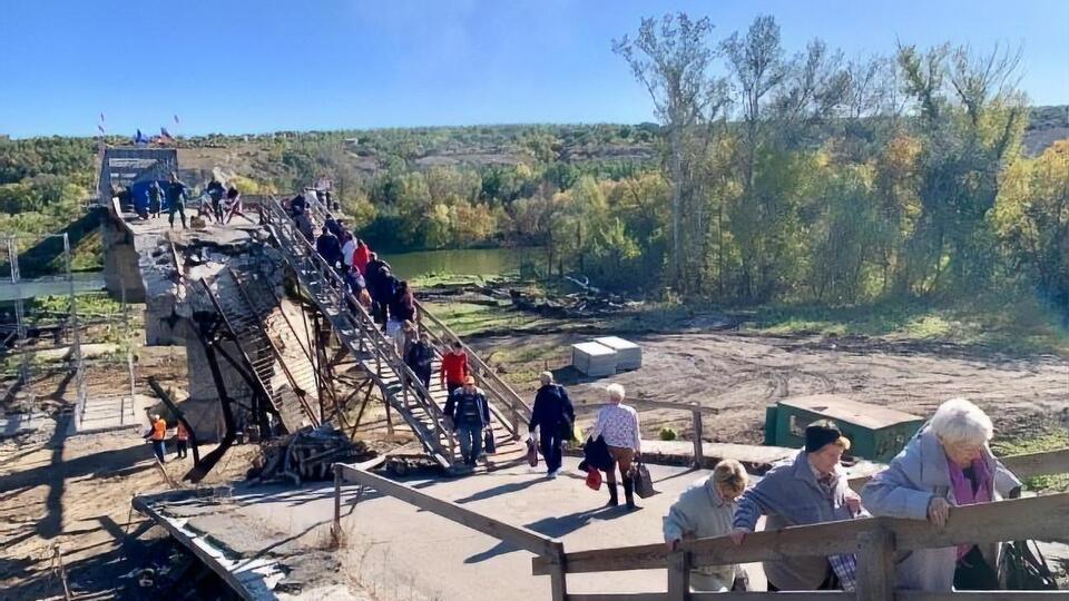 Автомобільний міст у Станиці Луганській підривали кілька разів, на його місці спорудили тимчасовий дерев'яний