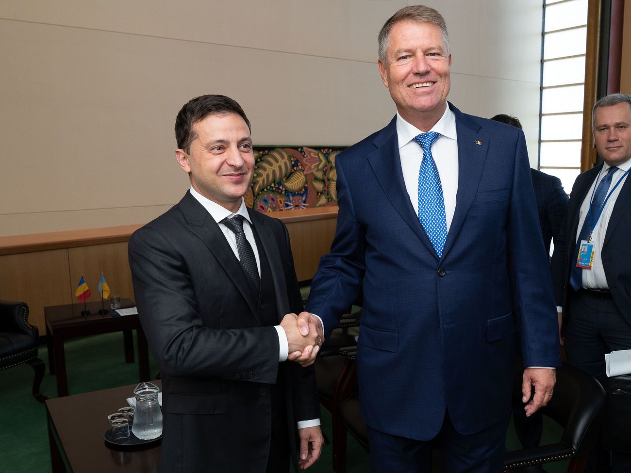 Зеленский (на фото слева) встретился с Йоханнисом