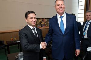 Зеленский (на фото слева) встретился с Йоханнисом