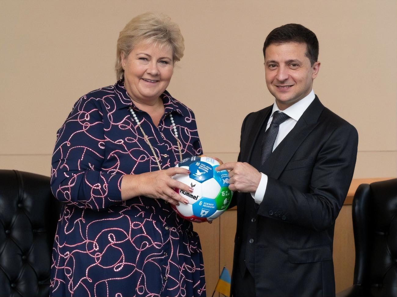 Солберг подарила Зеленскому мяч