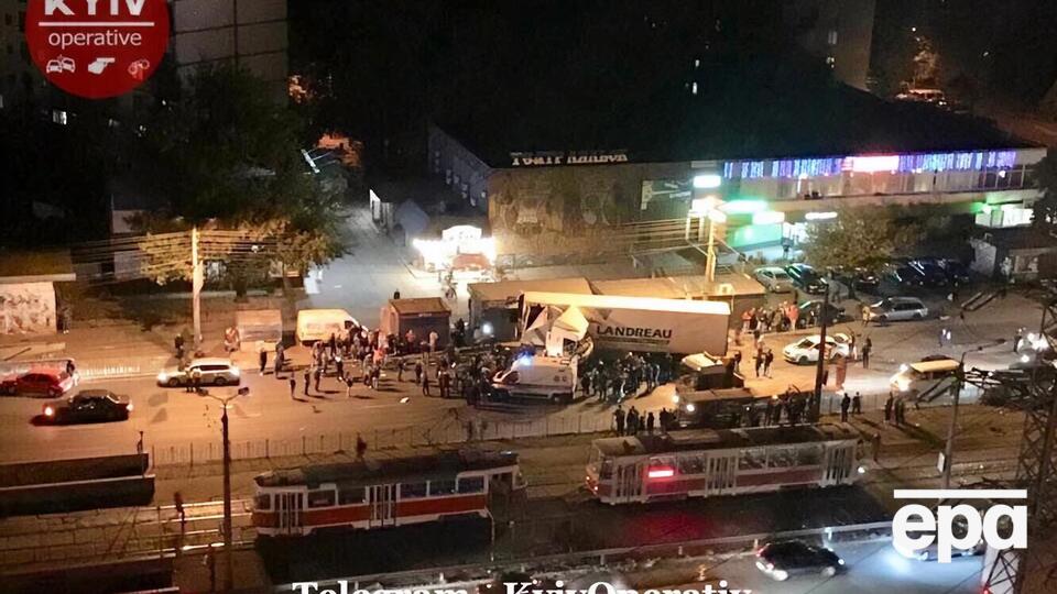 В Киеве фура влетела в остановку. Фоторепортаж