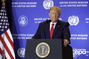 Трамп "використав повноваження свого офісу" в розмові із Зеленським, вважає інформатор