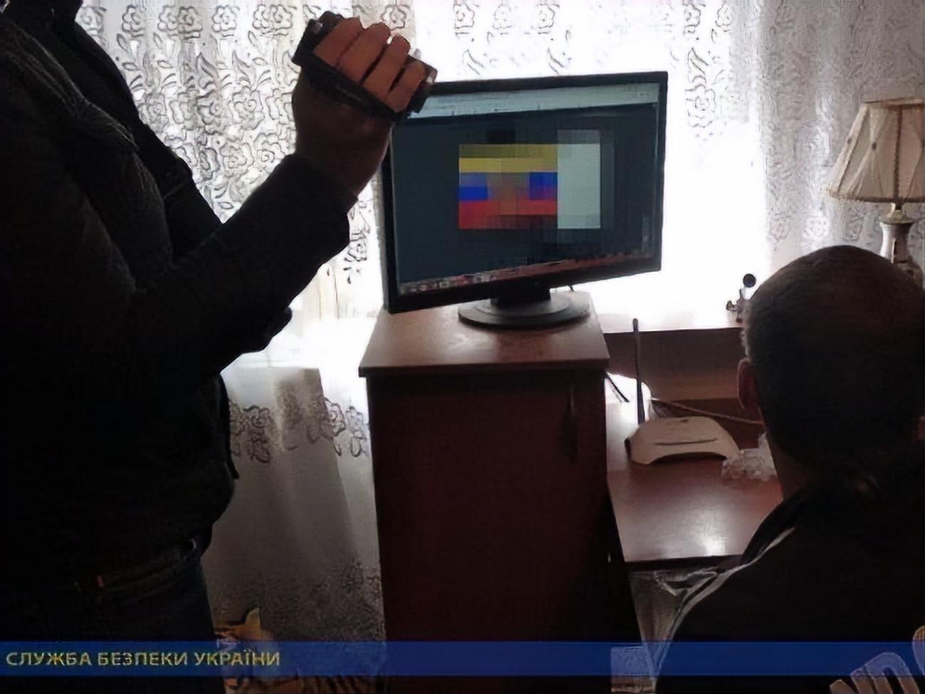 За місцем проживання чоловіка провели обшуки