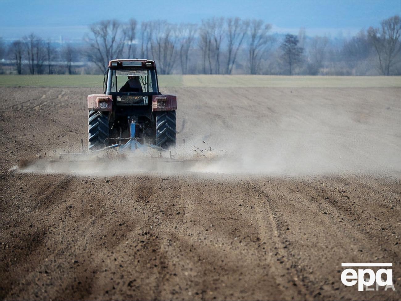 Мораторий на продажу земли действует до 1 января 2020 года