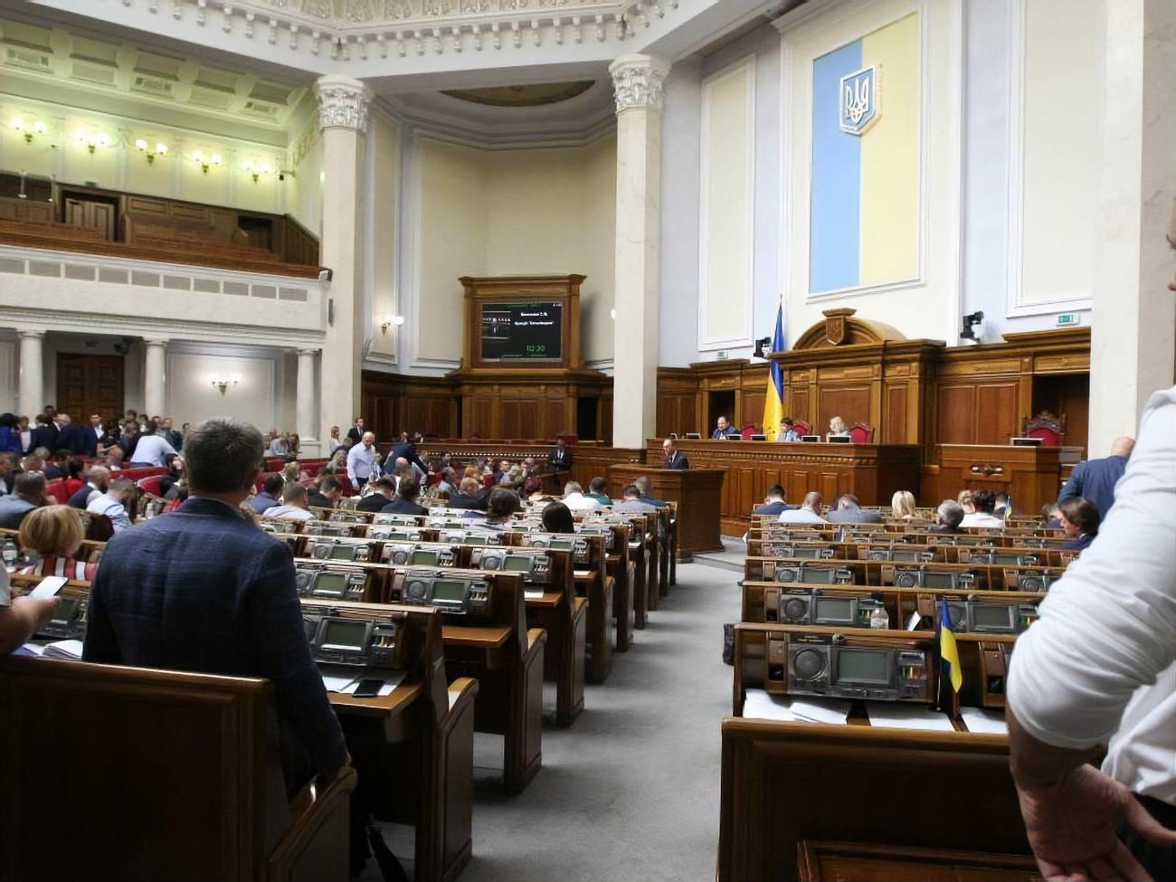 Закон про зняття недоторканності з нардепів набуде чинності з 1 січня 2020 року