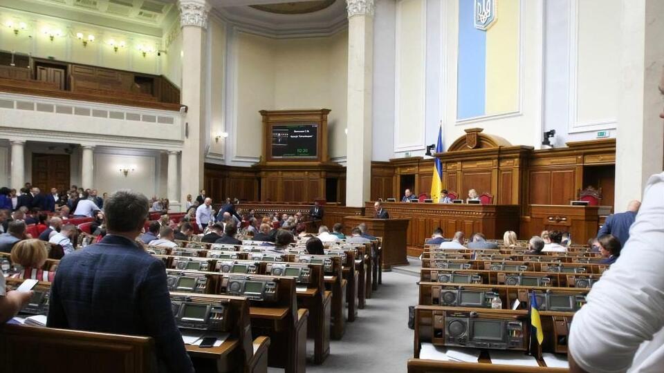 Закон о снятии неприкосновенности с нардепов вступит в силу с 1 января 2020 года