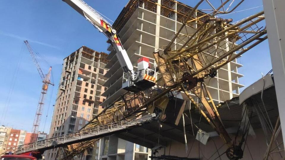 Кран упал на складские помещения