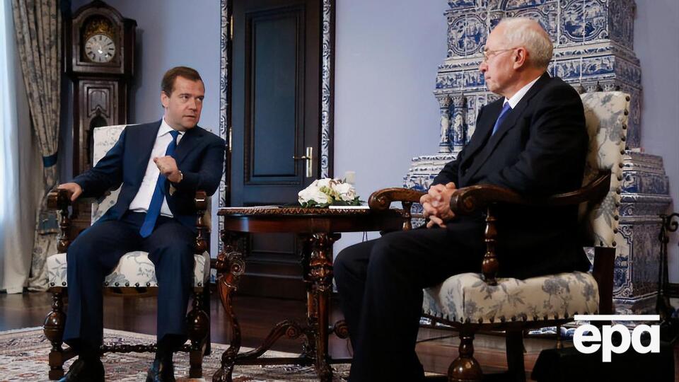 Після переговорів Медведєва з Азаровим Україна відмовилася продовжувати політику євроінтеграції, нагадують "Схеми"