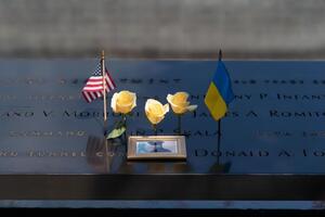 Президент і його дружина встановили на меморіалі прапорець України