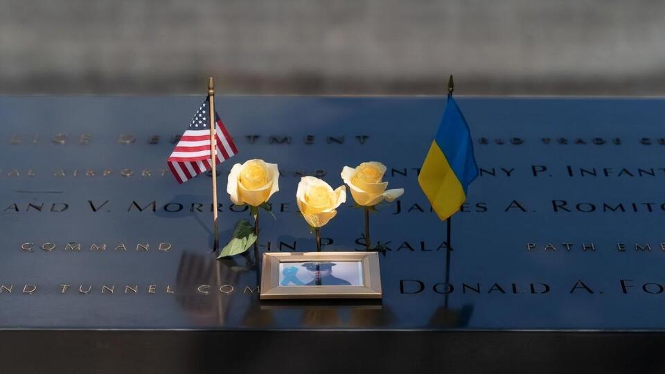 Президент і його дружина встановили на меморіалі прапорець України