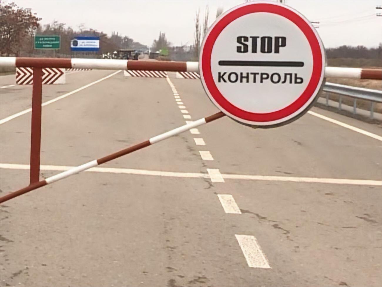 Между материковой Украиной и Крымом действует контрольно-пропускной режим, Киев де-факто не контролирует полуостров