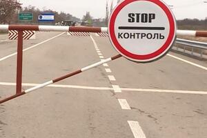 Між материковою Україною і Кримом діє контрольно-пропускний режим, Київ де-факто не контролює півострова