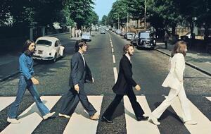 В ролике показаны архивные снимки The Beatles