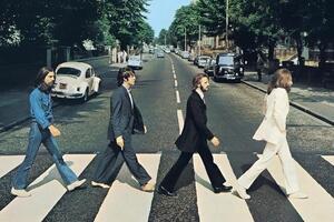 В ролике показаны архивные снимки The Beatles