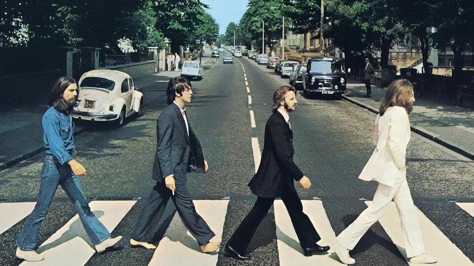 В ролике показаны архивные снимки The Beatles