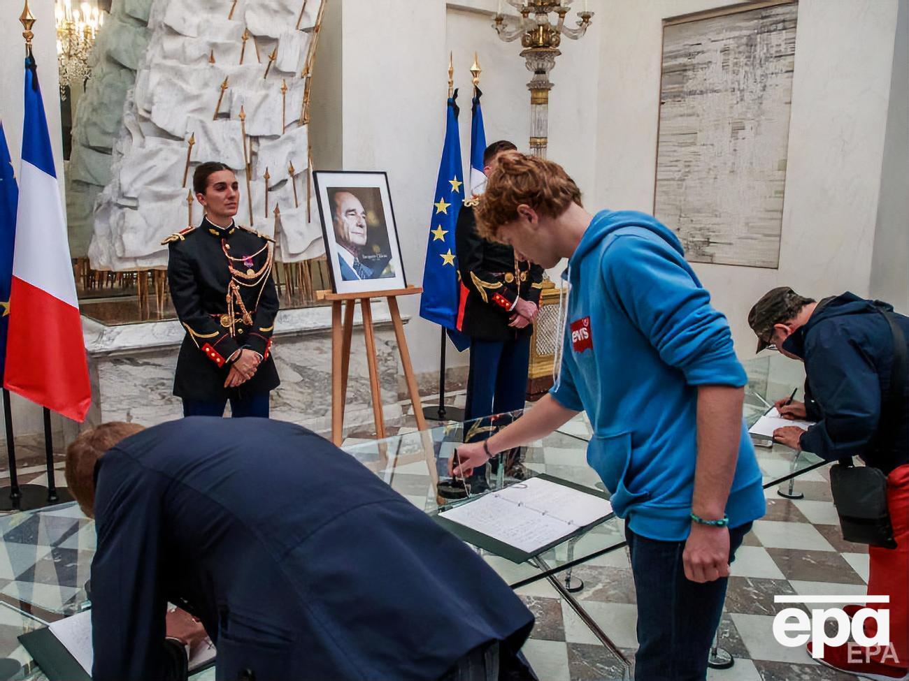 Французы оставляют записи в книге соболезнований