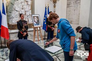 Французы оставляют записи в книге соболезнований