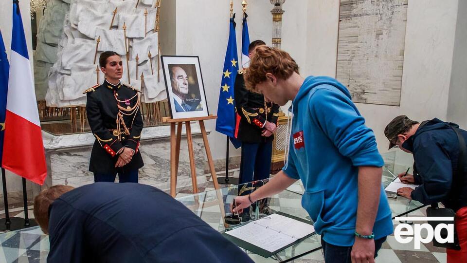 Французы оставляют записи в книге соболезнований