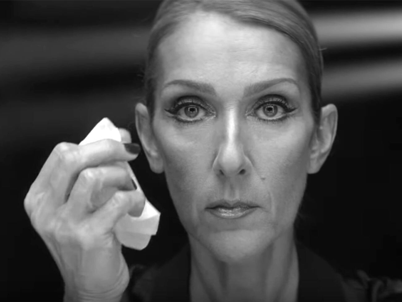 Дион в финале ролика снимает косметику