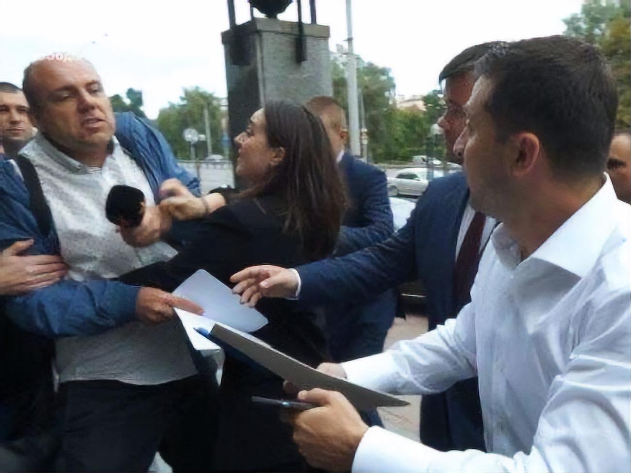 Мендель говорит, что не толкала Андрушко