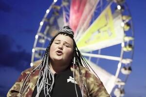 У ролику показано кадри концертного виступу alyona alyona і лайфові записи