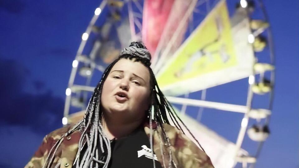 У ролику показано кадри концертного виступу alyona alyona і лайфові записи