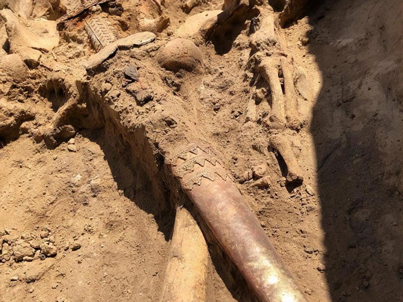 В могиле воина обнаружили меч&nbsp;с золотыми обкладками, рукояткой, перекрестком и колпачком для острия