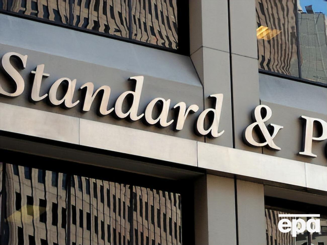 Standard & Рoor's підвищило довгострокові суверенні рейтинги України в іноземній і національній валюті із "B-" до "В"