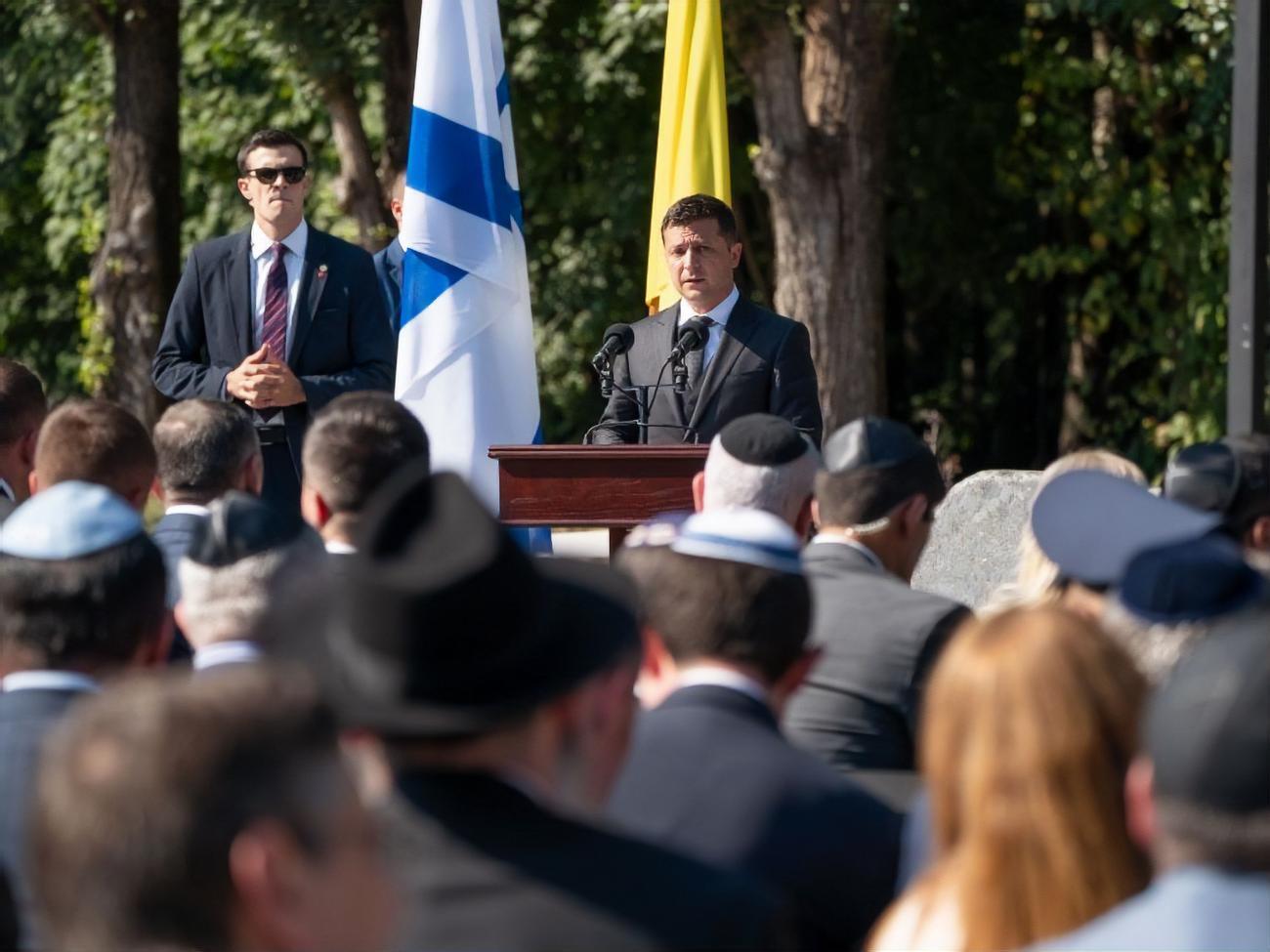 У громаді нагадали, що Зеленський у серпні вшанував пам'ять жертв Бабиного Яру, а сьогодні було опубліковано офіційну заяву