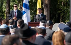 В общине напомнили, что Зеленский в августе почтил память жертв Бабьего Яра, а сегодня было выпущено официальное заявление