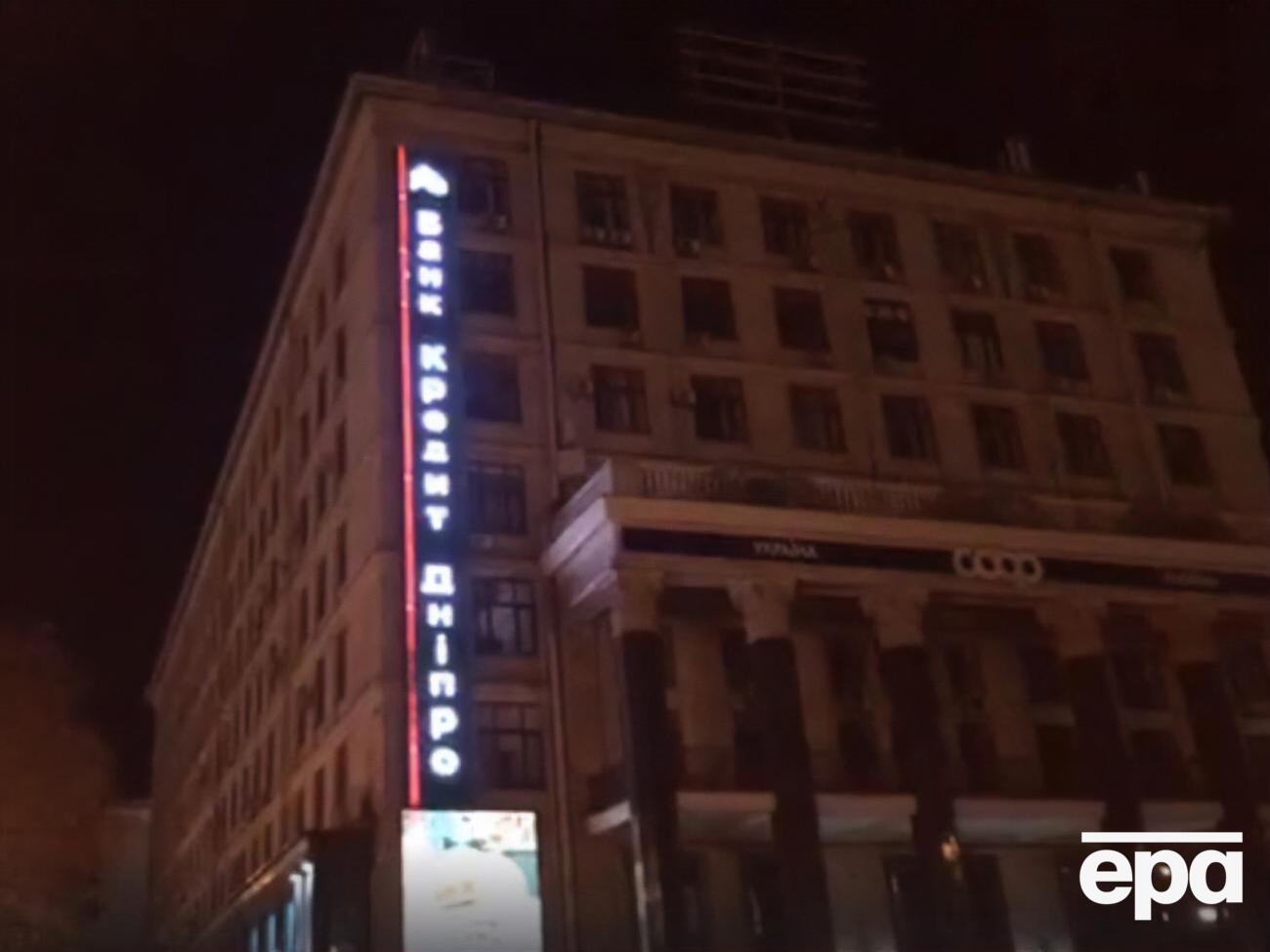 Мужчина залез на здание напротив Дома профсоюзов