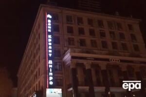 Мужчина залез на здание напротив Дома профсоюзов