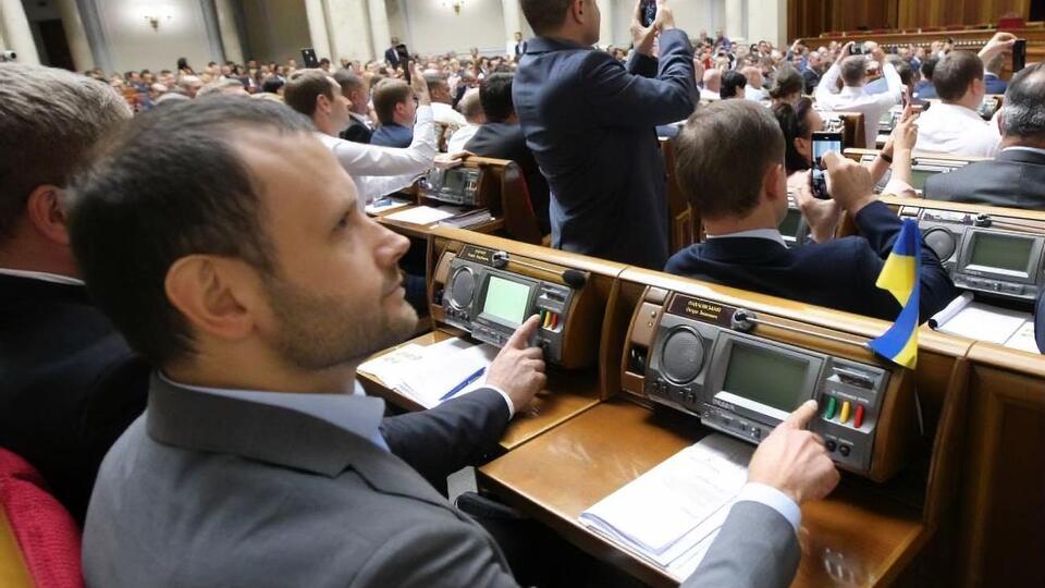 Загалом за скасування депутатської недоторканності проголосувало 373 парламентарії
