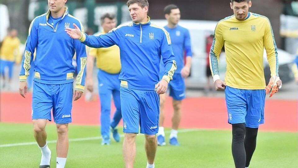 Евгений Селезнев (в центре) нашел себе новый клуб