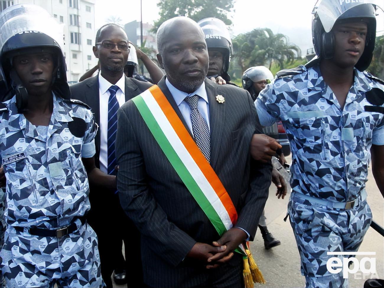 Полицейские арестовывают члена парламента Кот-д'Ивуара Ньянгбо Каку во время акции протеста против референдума об изменениях в конституцию, 20 октября 2016 года