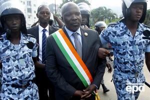 Полицейские арестовывают члена парламента Кот-д'Ивуара Ньянгбо Каку во время акции протеста против референдума об изменениях в конституцию, 20 октября 2016 года