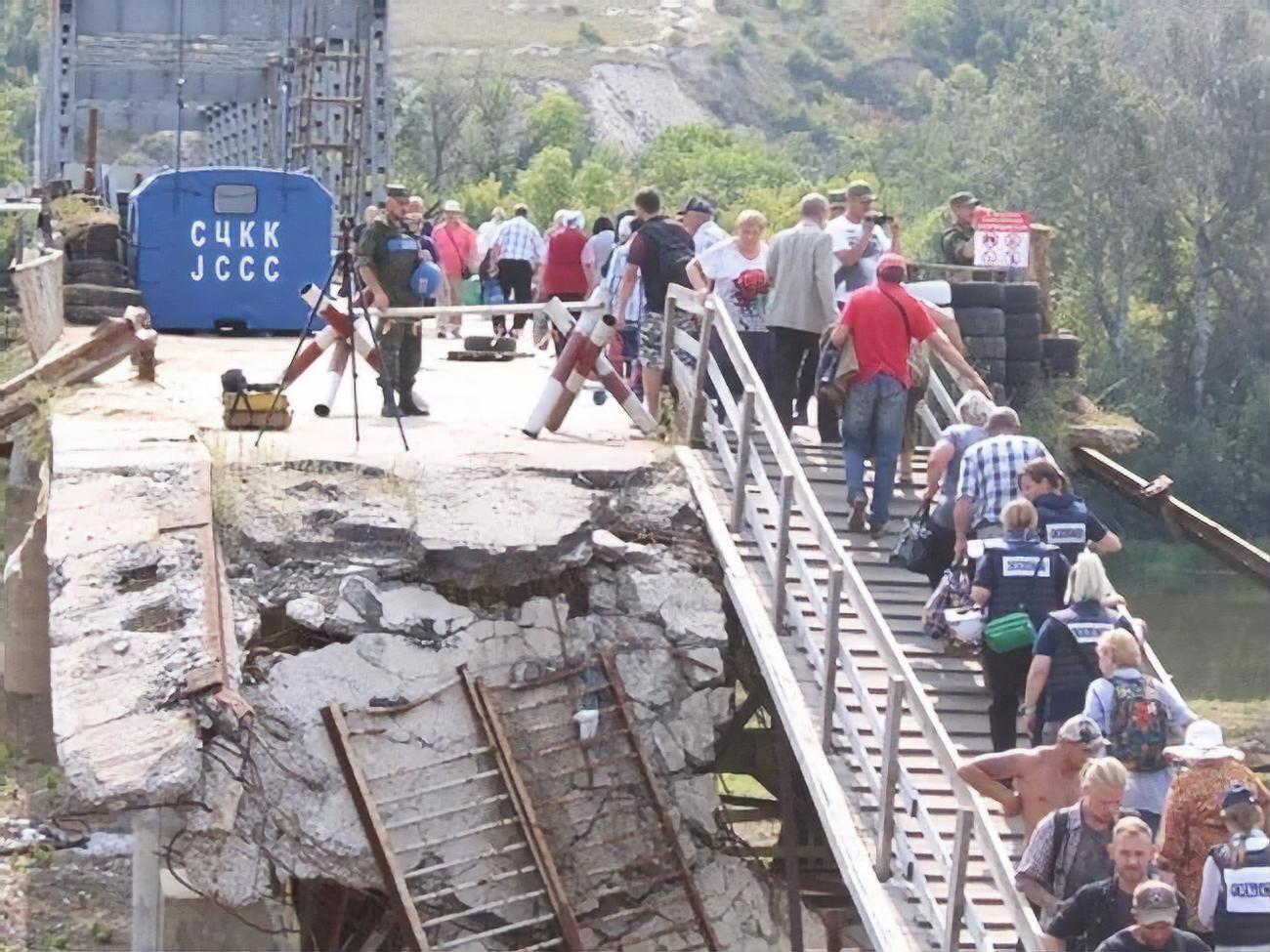 Луганська ОДА: Ця будка буде створювати реальні перешкоди під час будівництва мосту