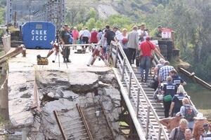 Луганская ОГА: Эта будка будет создавать реальные препятствия при строительстве моста