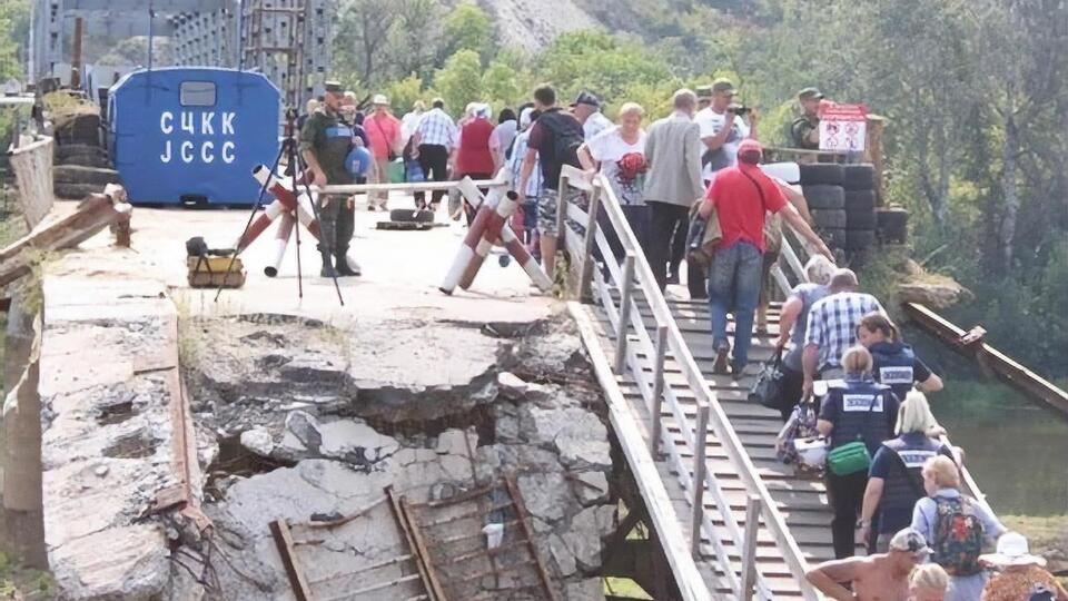 Луганская ОГА: Эта будка будет создавать реальные препятствия при строительстве моста