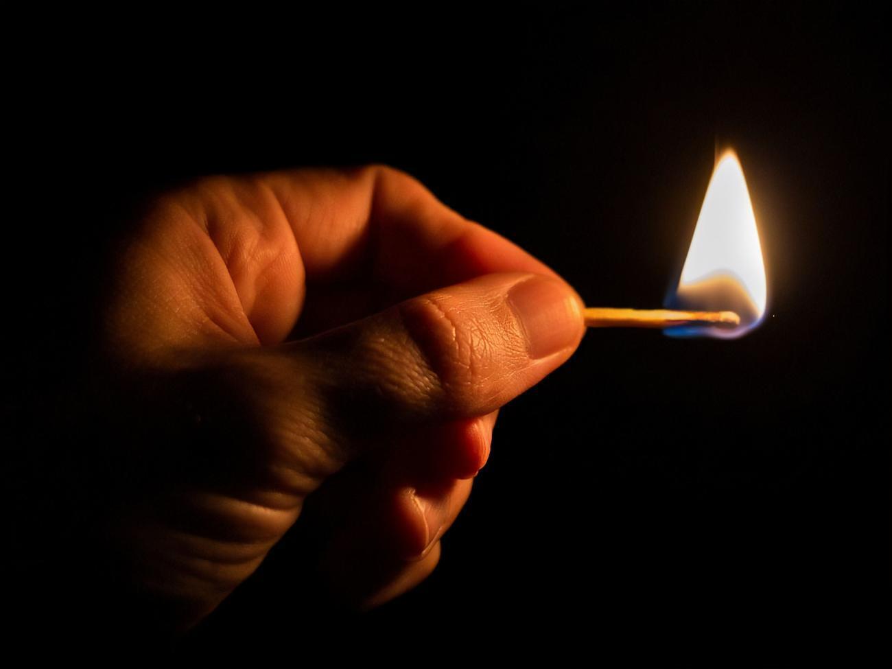 Гра, у яку грають діти, передбачає підпал себе або товариша