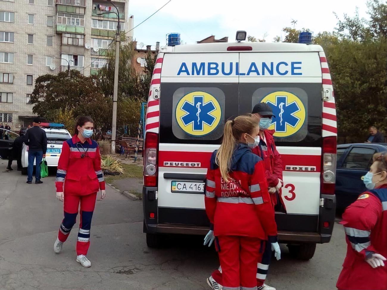 Двох дорослих і п'ятьох дітей доправили до лікарні для додаткового обстеження