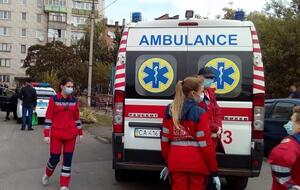 Двоих взрослых и пятерых детей доставили в больницы для дополнительного обследования