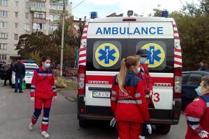 Двох дорослих і п'ятьох дітей доправили до лікарні для додаткового обстеження