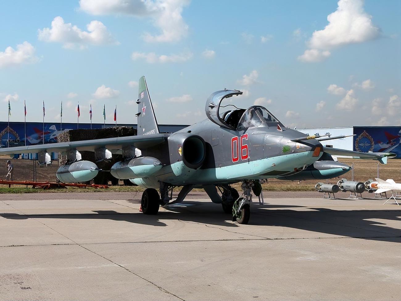 Су-25УБ – учебно-боевой самолет, который выпускался серийно с середины 1980-х годов