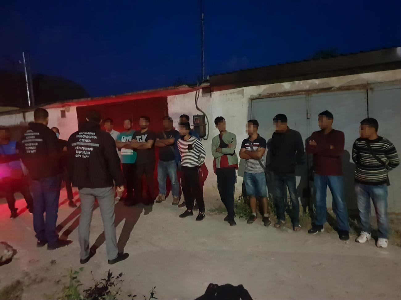 10 іноземців вирішили примусово повернути в їхні рідні країни