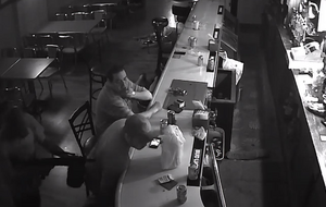 Посетитель бара – грабителю: Я женат на стерве. Давай, пристрели меня. Мне все равно