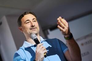 Смелянский (на фото) – Капинусу: Вам должно быть стыдно за такие инструкции своим работникам