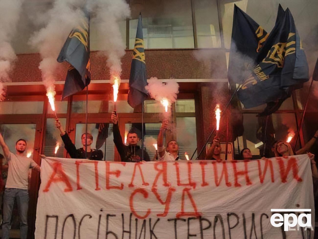 Активисты жгли файеры у здания суда