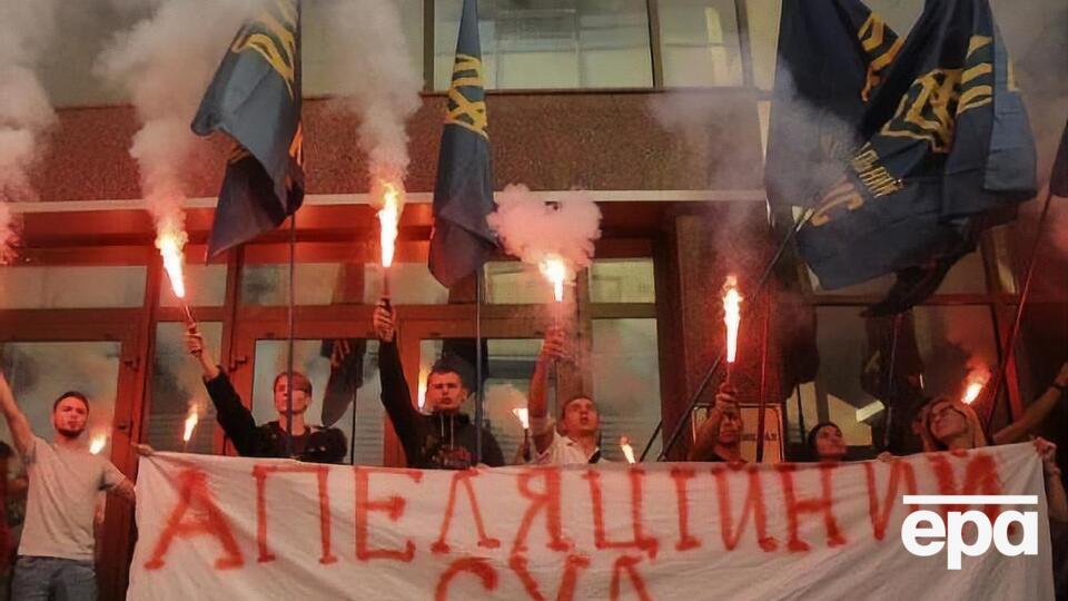 Активисты жгли файеры у здания суда