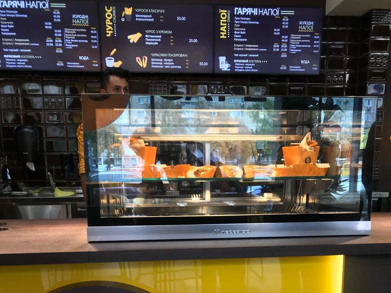 Первая кофейня открыта рядом с фабрикой корпорации в Киеве